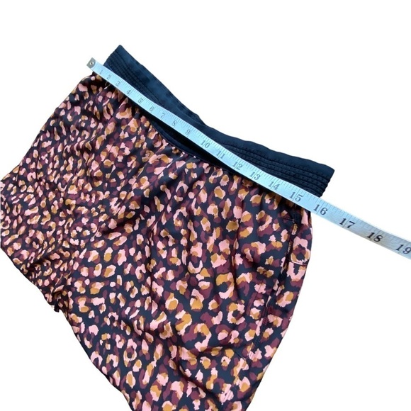 Fabletics Women’s Animal Print Casual Athletic Shorts size Large - Picture 5 of 9